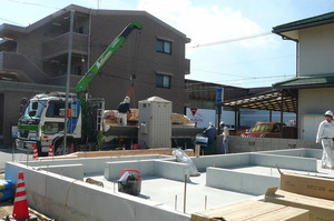 週末の上棟に向けて今日は家の骨組みの構造材を搬入して、土台を取付ました。