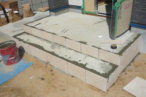 シックな色合いと温かみのある玄関タイル