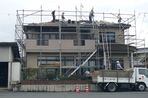 古い屋根瓦を撤去