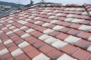 雨が降る前に瓦葺き