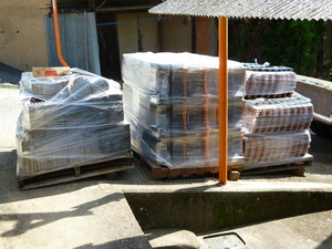 瓦工事進行中。