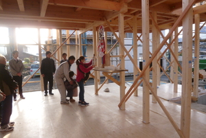 上棟を祝して餅投げ