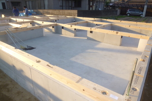 上棟に向けて土台取付・福山市手城町、街中に位置するゼロエネ住宅