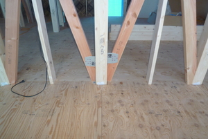 耐震性を高めるため適材適所・福山市、検査前に向けて金物取付