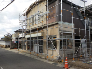 家のメンテンスは屋根・外装から・尾道市向島町・まずは足場作りと安全対策