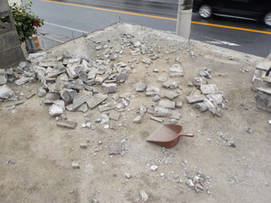 解体進行中。福山市東陽台・復旧に向けて外構工事。