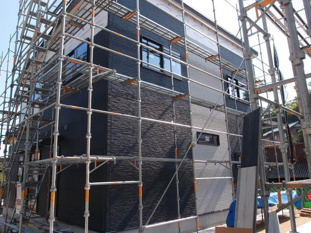 尾道市：同じ敷地内の二階建てと平屋の2棟が間もなく完成　SW工法の家