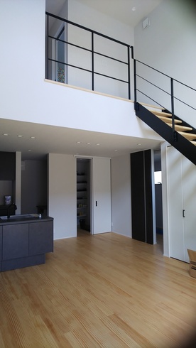 尾道市：吹き抜けのリビングとスタイリッシュなアイアン階段のお家