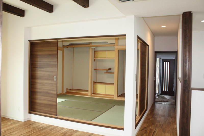 岡山県井原市　二世代の家族で薪ストーブを囲む家